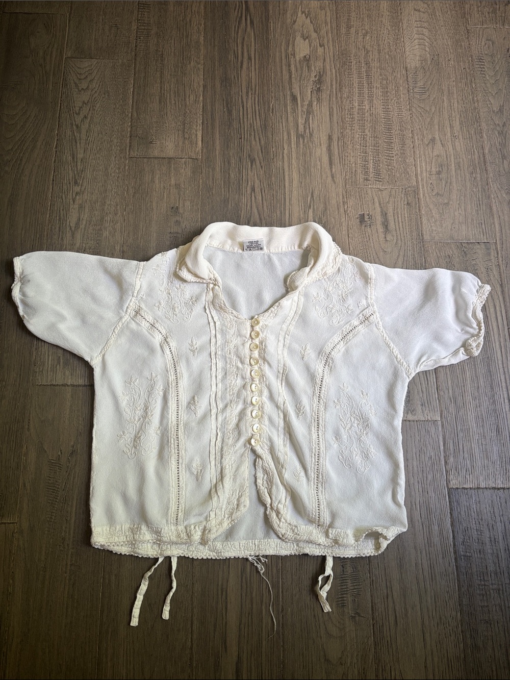 Wow! | Vintage Y2K Cream Embroidered Button-Front Blouse Whimsical Size Small